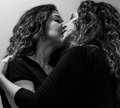 Daniela Mercury divulga foto beijando Malu Verçosa