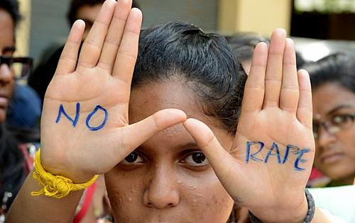 Estudante faz protesto contra estupros nesta sexta-feira (13) na cidade indiana de Hyderabad