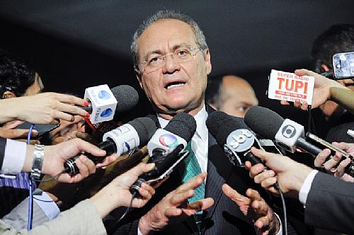 Renan determina que Senado cumpra decisão do TCU sobre salários