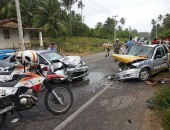 Um acidente envolvendo uma viatura do Batalhão de Policiamento Rodoviário (BPRV) deixou o trânsito lento na rodovia AL-101 Norte, próximo à Praia da Sereia, na tarde desta segunda-feira (09).