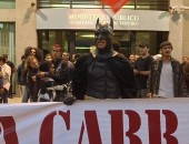 Homem fantasiado de Batman é detido por PMs em protesto contra o uso de máscaras em manifestações