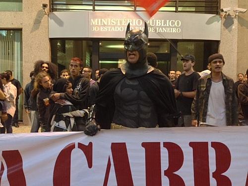 Homem fantasiado de Batman é detido por PMs em protesto contra o uso de máscaras em manifestações