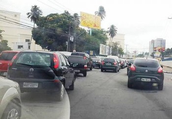 Trânsito está parado na Avenida Gustavo Paiva