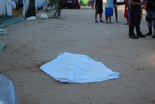 A vítima foi morta com vários tiros na Praia do Francês