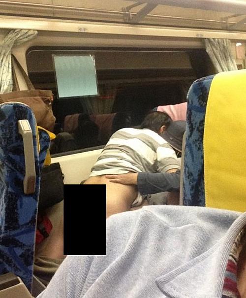 Casal é flagrado durante relação íntima dentro de trem