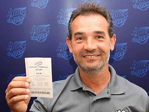 Giuseppe Anelli esqueceu um bilhete premiado de loteria de US$ 1 milhão no porta-luvas de seu carro por mais de um mês