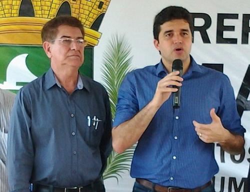 Rui Palmeira e secretário Roberto Fernandes assinam OS no Graciliano Ramos