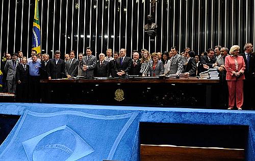 Renan e outros senadores comemoram com os lotéricos a aprovação do projeto pelo Senado