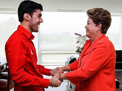 O humorista Jéferson Monteiro e a presidente Dilma Rousseff ao final do encontro nesta sexta (27) em foto divulgada na conta no Instagram do Palácio do Planalt