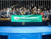 Artistas comemoram com Renan e outros senadores aprovação da PEC pelo Senado