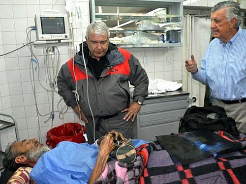 Imagem divulgada neste domingo mostra o uruguaio Raul Gomez Cincunegui (deitado) conversando com outras pessoas após ser resgatado