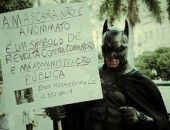"Batman" fez um protesto pelo direito de usar máscara