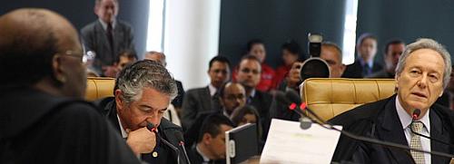 Ministros Joaquim Barbosa, Marco Aurélio Mello e Ricardo Lewandowski durante discussão sobre embargos infringentes no mensalão