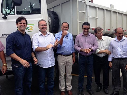 Prefeito José Gualberto recebeu a chave do veículo em solenidade na sede da AMA