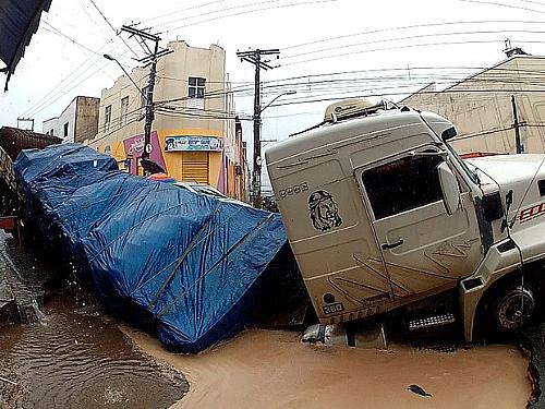 Asfalto cede e carreta afunda em Salvador