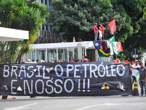 Manifestantes do MST, do Movimento Camponês Popular (MCP) e da FUP, entre outros, ocupam o Ministério de Minas e Energia contra os leilões para exploração de petróleo