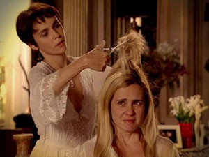 Nina (Débora Falabella) corta os cabelos de Carminha (Adriana Esteves) em cena da novela 'Avenida Brasil'