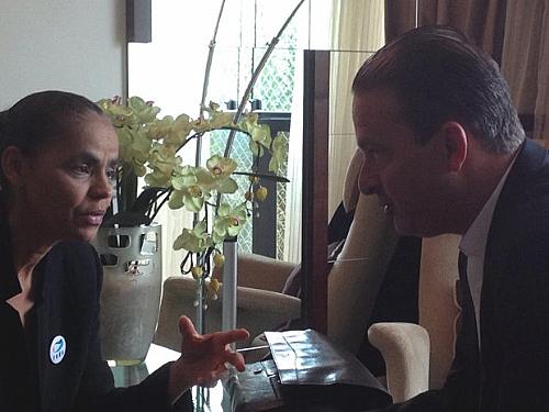 A ex-senadora Marina Silva (Rede) e o governador Eduardo Campos (PSB), em conversa pela manhã registrada pelo senador Rodrigo Rollemberg (PSB-DF)