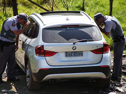 Corpo foi encontrado dentro de carro de luxo, na manhã desta sexta-feira, na região da Serra da Cantareira