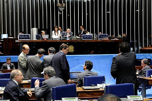 Em sessão presidida por Renan, senadores derrubam decisão do TSE