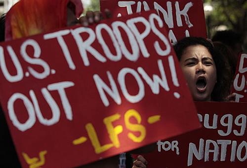 Manifestantes protestam contra a visita de Obama às Filipinas; viagem foi cancelada por crise orçamentária nos EUA