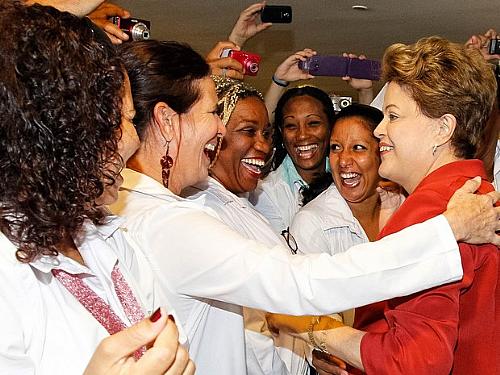 A presidente Dilma Rousseff cumprimenta médicos antes da sanção da lei que institui o Programa Mais Médicos, em cerimônia no Palácio do Planalto, em Brasília