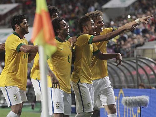Jogadores da Seleção Brasileira brincam com alguém na arquibancada durante comemoração do gol de Neymar