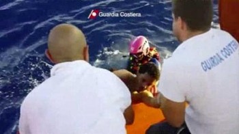 Imagem mostra resgate de sobrevivente de naufrágio na Itália