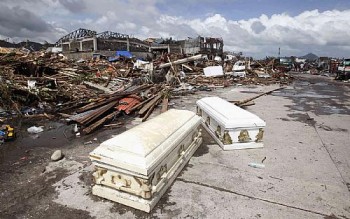 Caixões vazios foram parar no meio da rua após a passagem do tufão Haiyan em Tacloban, Filipinas
