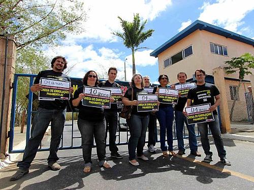 Professores da Uesb, em Vitória da Conquista (BA), protestam contra os repasses prometidos pelo governo para 2014