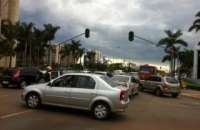 Trânsito ficou confuso no início da W3 Norte, em Brasília, por causa de apagão que deixou semáforos desligados