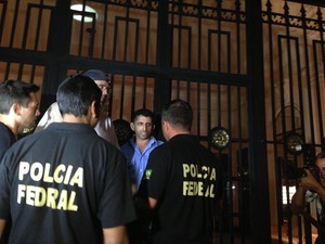 Policiais federais vão ao prédio onde mora o ex-diretor do BB, Henrique Pizzolato, no Ri