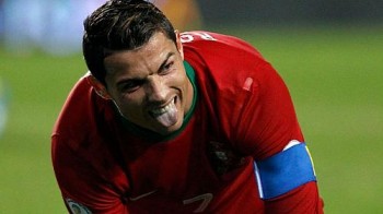 Cristiano Ronaldo faz o gol da vitória