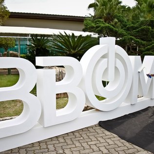 Logotipo da BBom, empresa de marketing multinível suspeita de ser pirâmide finance
