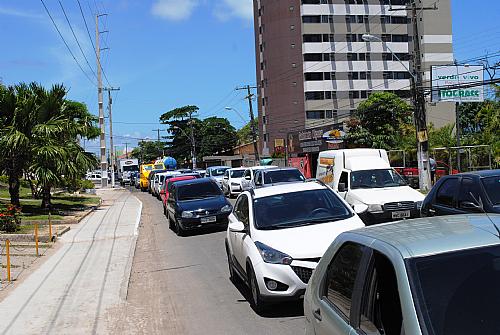 Congestionamentos constantes são registrados entre Cruz das Almas e Jacarecica