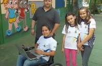 Professor de escola em Ceilândia e alunos do 5º ano com cadeira de rodas motorizada