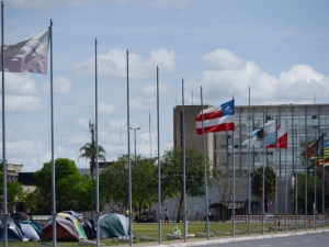 Ponto turístico de Brasília é prejudicado por bandeiras rasgadas