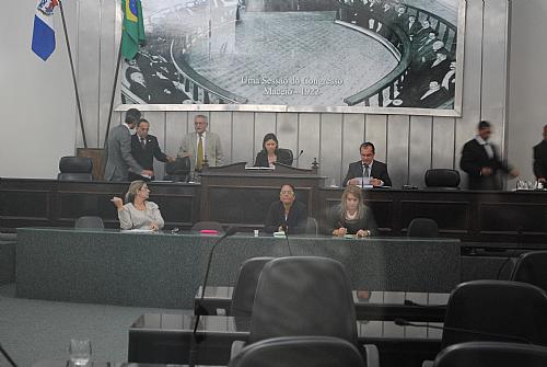 Deputada Flávia Cavalcante presidindo a sessão