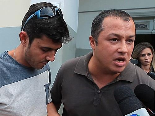Arthur Paes, pai do menino desaparecido (à esquerda), e tio da criança, Felipe Paes, prestaram novos depoimentos na DIG em Ribeirão Preto