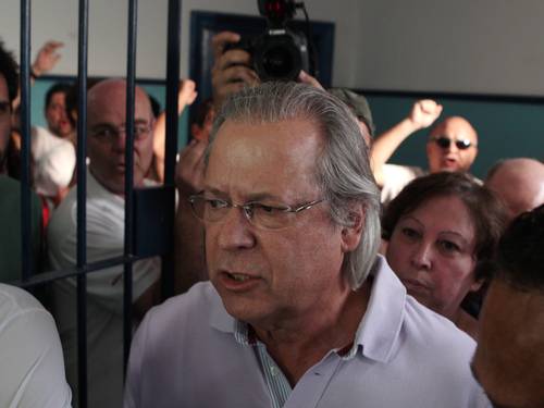 José Dirceu recebeu a notícia da negativa do pedido de prisão em casa com a família e amigos