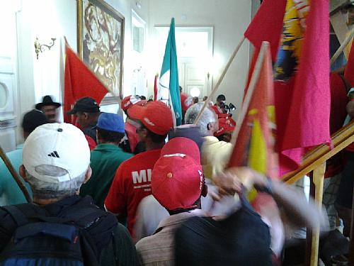 Trabalhadores sem-terra ocupam Assembleia Legislativa
