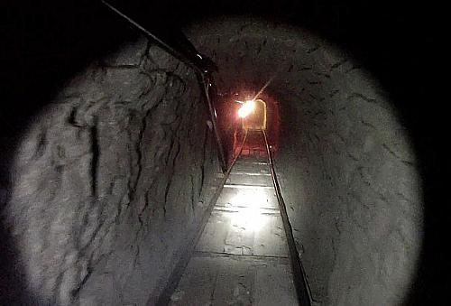 Foto mostra túnel usado para tráfico de drogas entre Tijuana, no México, e San Diego, nos Estados Unidos