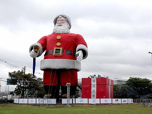Papai Noel gigante tem 20 metros de altura e pesa cerca de 14 toneladas