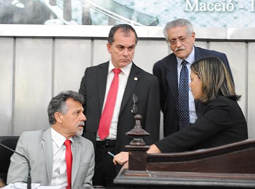 Deputados reunidos no plenário na Assembleia Legislativa de Alagoas
