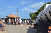 Moradores de Joaquim Gomes mantêm protesto contra falta de água