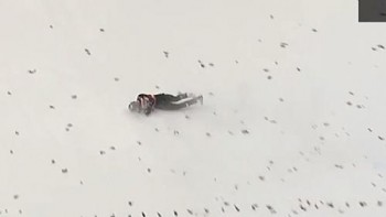 Campeão olímpico sofre queda após voo de 140m no esqui