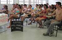 Estudantes da UFRB vão de biquíni para as salas de aula, na Bahia