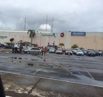Veículo colide e arranca poste em estacionamento de shopping