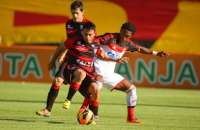 Vitória e Flamengo fizeram jogo emocionante no Barradão