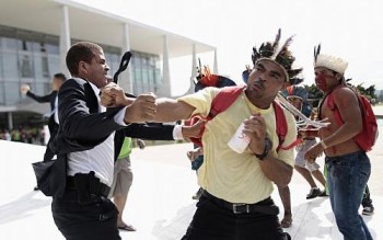 Índios trocam socos com seguranças do Palácio do Planalto durante tentativa de invasão em Brasília